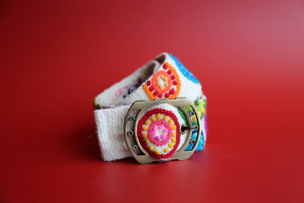 White wool belt hand-embroidered with round multicolor flowers, handmade in Ayacucho, Peru