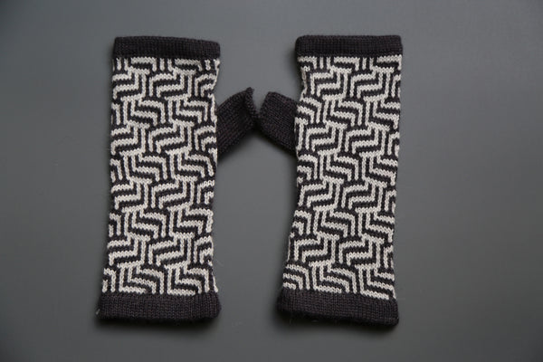 Alpaca Gloves Mochica Black and White